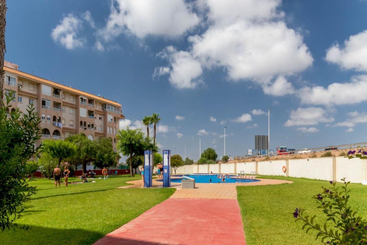 Apartamentos Villa Madrid Torrevieja Kültér fotó
