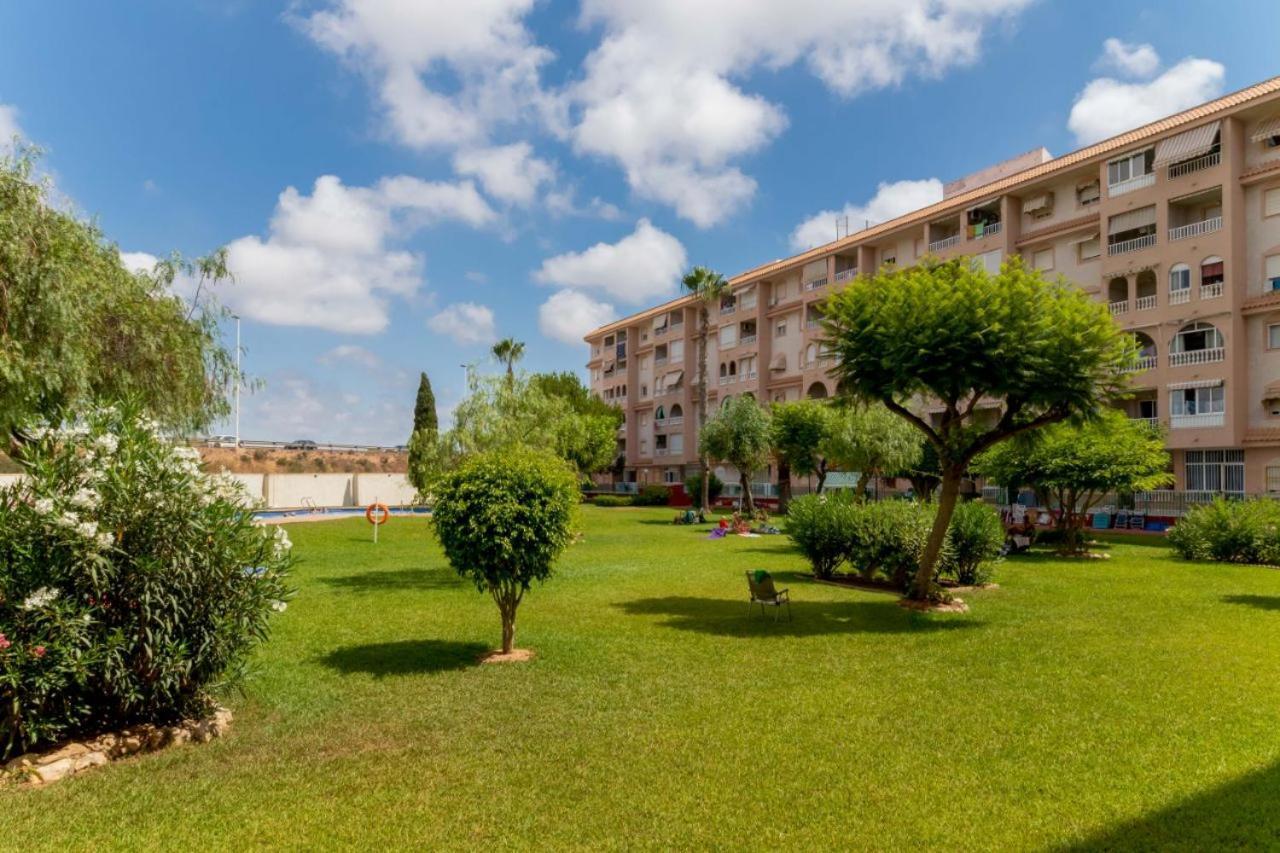 Apartamentos Villa Madrid Torrevieja Kültér fotó